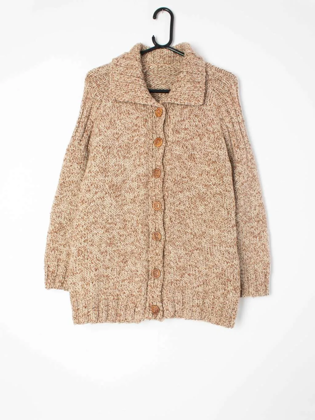 1960’s vintage wool cardigan. Handmade with collar and wooden buttons – Small