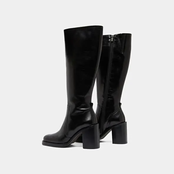 Boots with overflowing heels in black leather