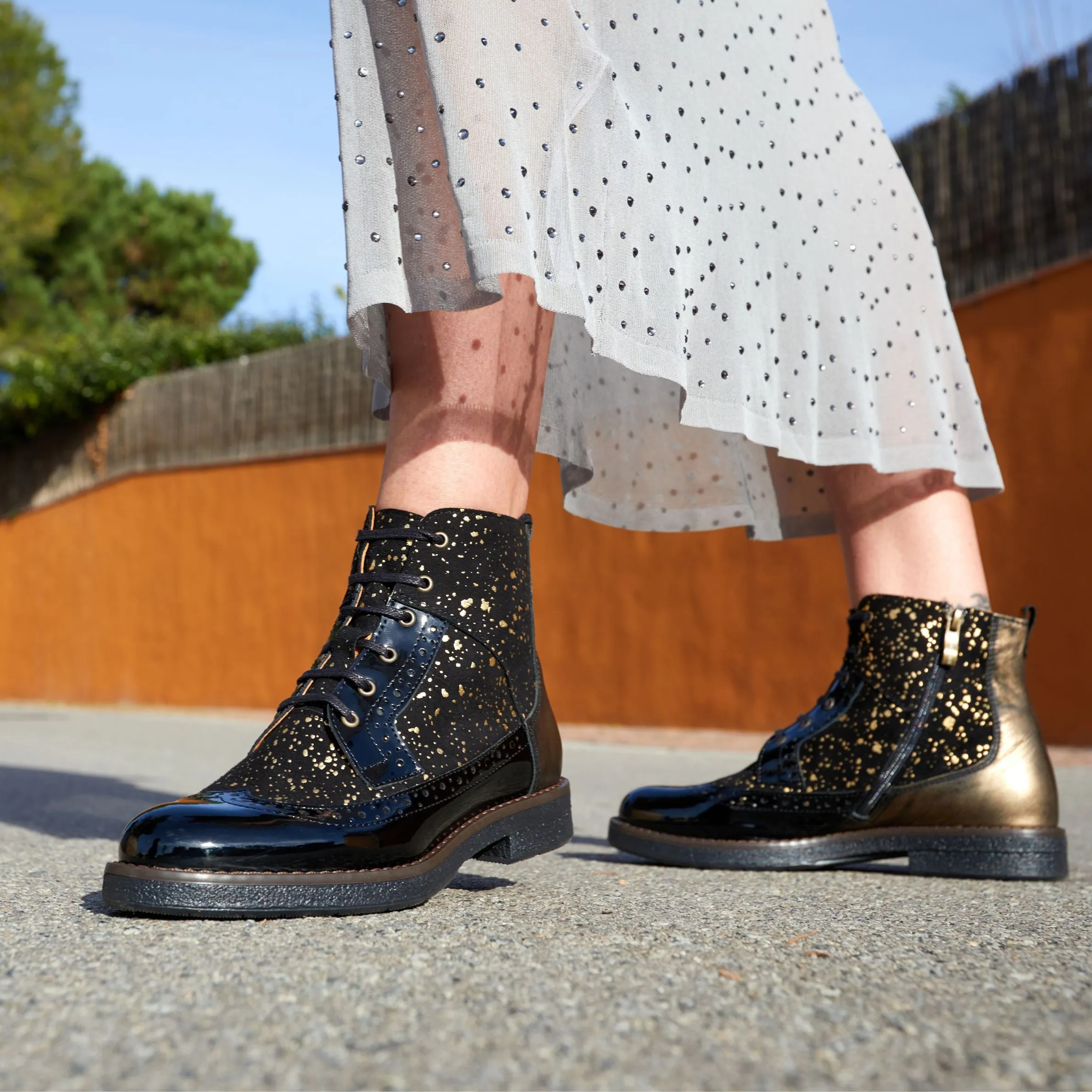 HATTER GOLD DROPS - Women's ankle boot in golden paint drops on black leather