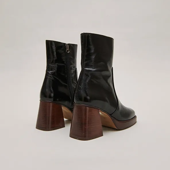 Platform ankle boots in black shiny leather