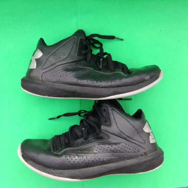 UNDER ARMOUR young boy's fashion black basketball shoes ...