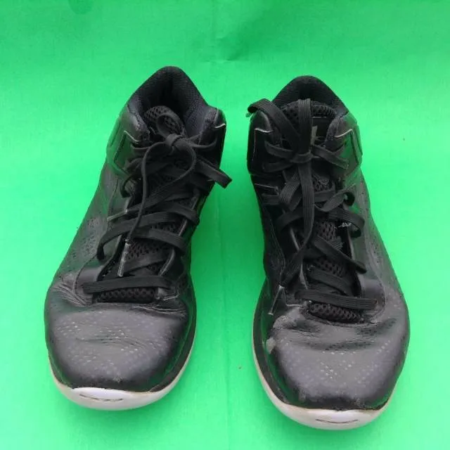 UNDER ARMOUR young boy's fashion black basketball shoes ...